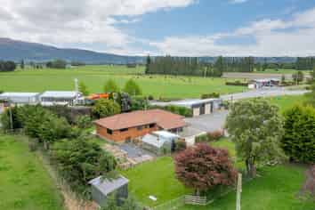 495 Centre Road, Momona