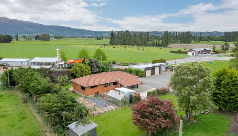 495 Centre Road, Momona