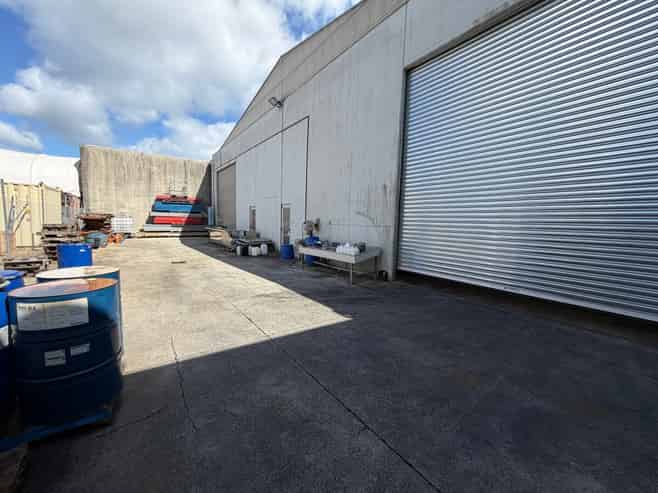 Modern Stand Alone Mount Warehouse