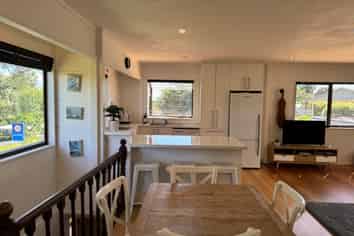 18 Alison Road, Surfdale