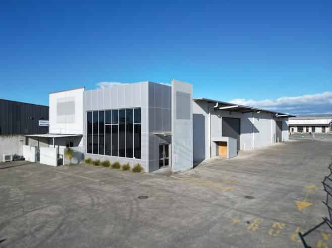 Auction:  Wide span industrial warehouse