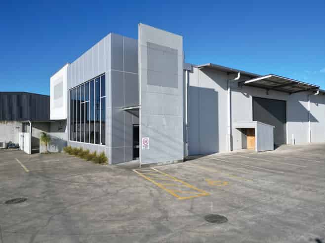Auction:  Wide span industrial warehouse