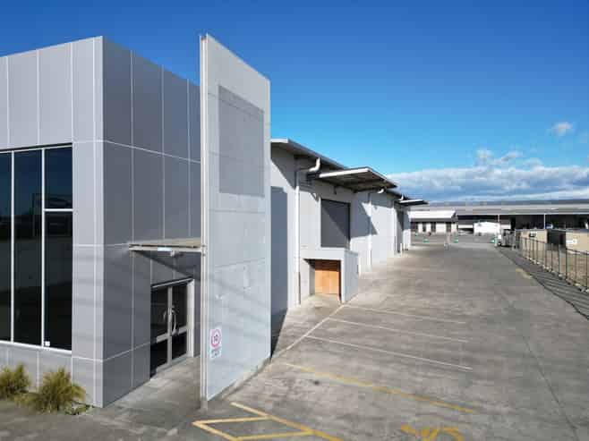 Auction:  Wide span industrial warehouse