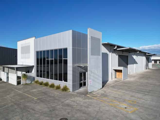 Auction:  Wide span industrial warehouse