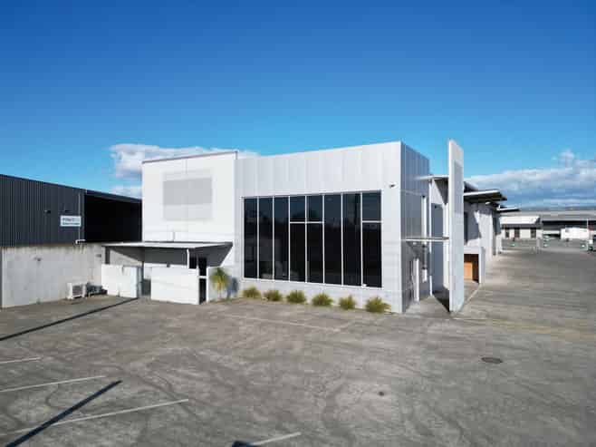 Auction:  Wide span industrial warehouse