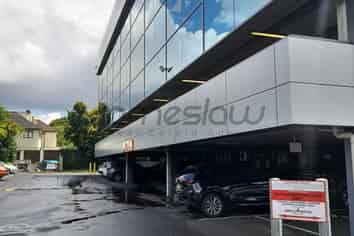 Greenlane Central Office 266m2 with car parks