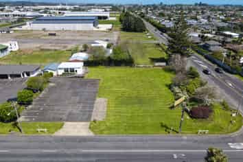 High Profile Site with Office & Plenty of Parking