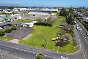 High Profile Site with Office & Plenty of Parking