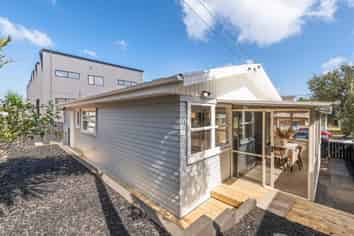 6 Kingsway Avenue, Sandringham