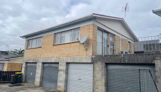 2/12 Wood St, Papakura