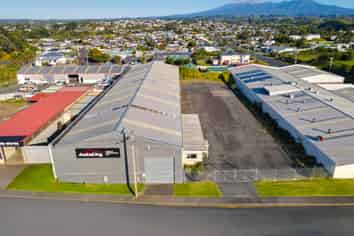 Large Standalone Warehouse & Yard