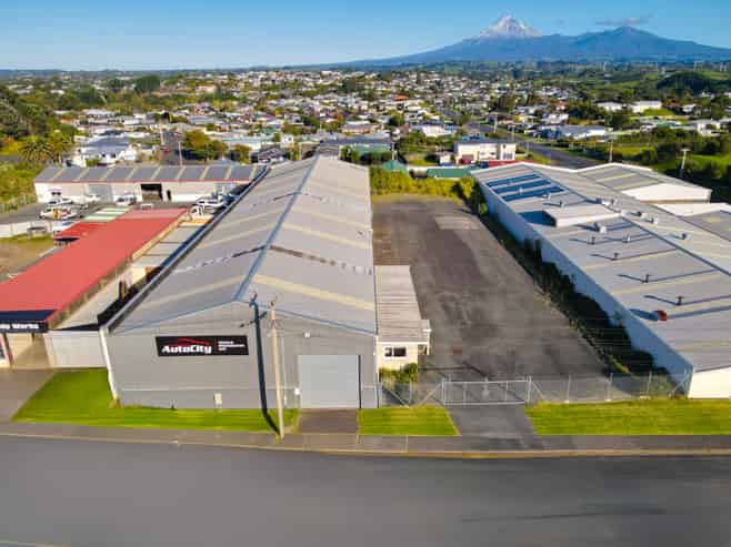 Large Standalone Warehouse & Yard