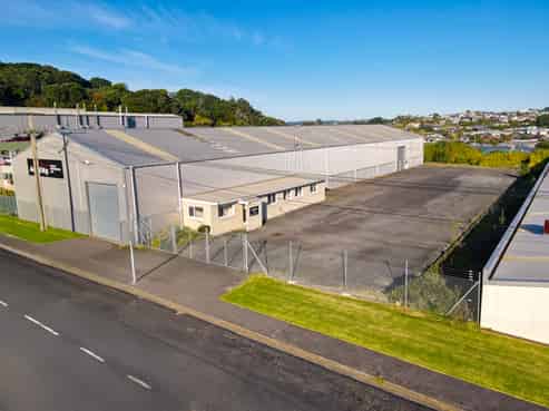 Large Standalone Warehouse & Yard