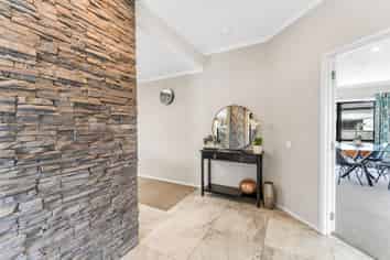 117 Queen Charlotte Drive, Aotea