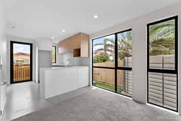 8/300 Great North Road, Henderson