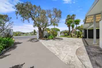 500 East Coast Road, Windsor Park