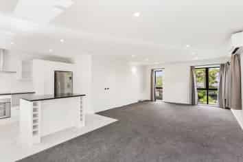 44 Pyatt Crescent, Saint Johns