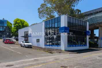 PROMINENT SHOWROOM WITH FIRST FLOOR OFFICE