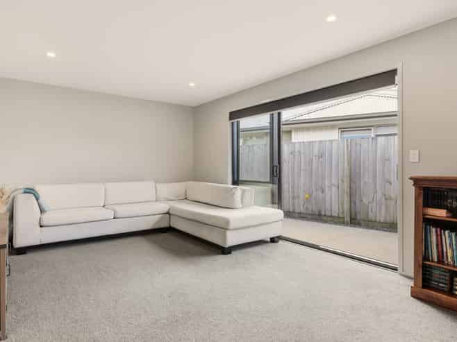 72 Pakanga Grove, Pyes Pa