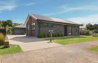 72 Pakanga Grove, Pyes Pa