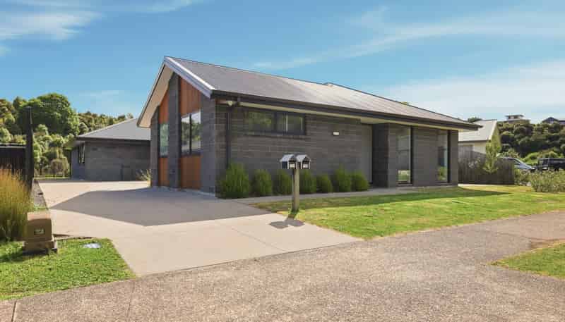 72 Pakanga Grove, Pyes Pa