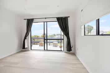 8 Forsythe Place, Massey