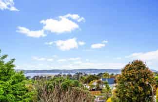 8 Forsythe Place, Massey