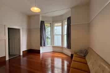 4 Myrtle Cres, Mount Cook