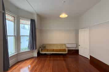 4 Myrtle Cres, Mount Cook