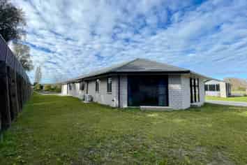 35 Shaw Road, Coastlands