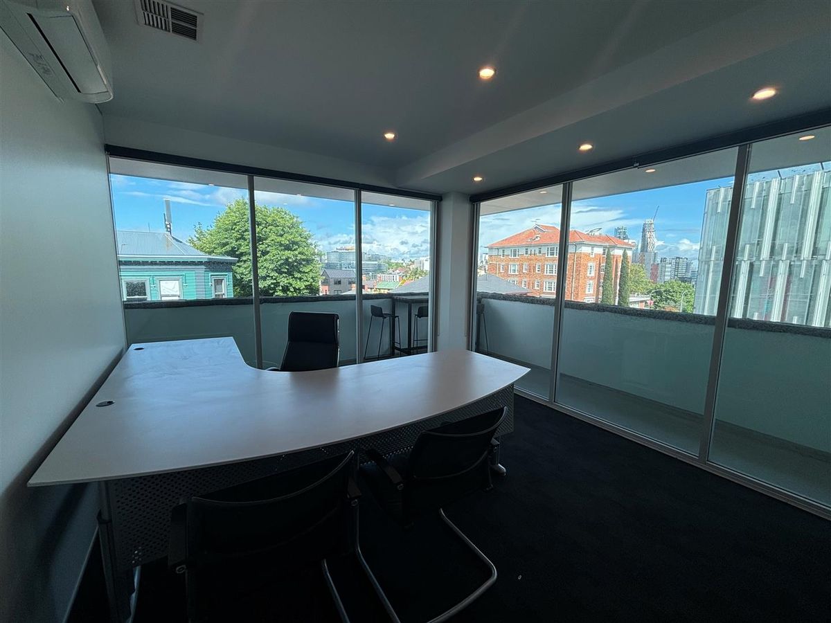 Prime Parnell Office with Deck - Widok 3