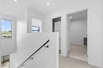 121C Lincoln Road, Addington