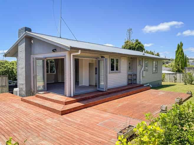39 Fairclough Road, Beach Haven