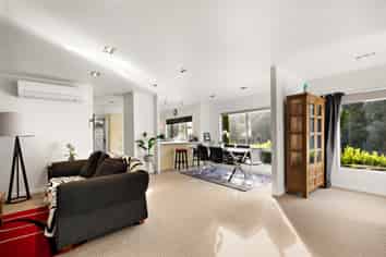 2/17 Blackbridge Road, Wadestown