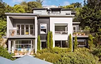 2/17 Blackbridge Road, Wadestown