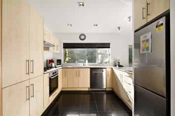 2/17 Blackbridge Road, Wadestown