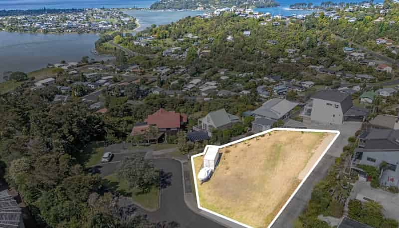 8 Hinemoa Terrace, Tairua