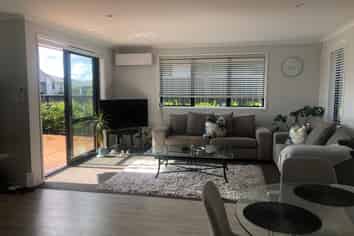 5 Raynor Crescent , Pyes Pa