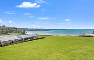 1 Takahuri Place, Okura