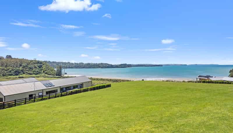 1 Takahuri Place, Okura