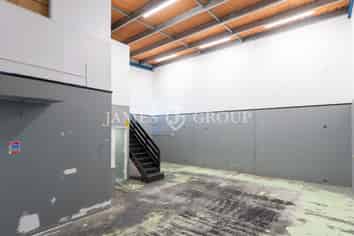 Modern Unit on Busy Lambie Drive