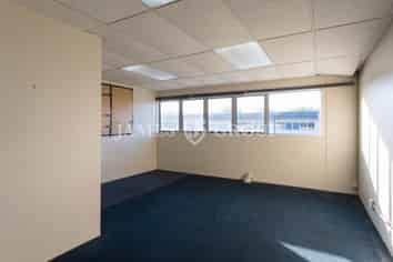 Modern Unit on Busy Lambie Drive