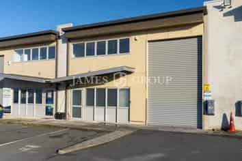 Modern Unit on Busy Lambie Drive