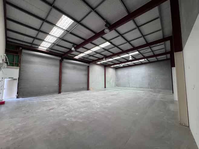 Showroom plus warehouse