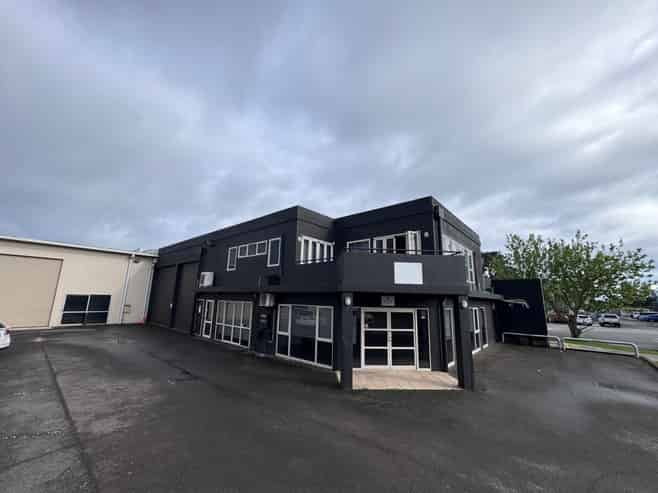 Showroom plus warehouse