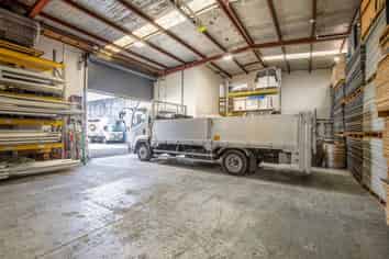 Conveniently Located Warehouse $43,000 +OPEX + GST