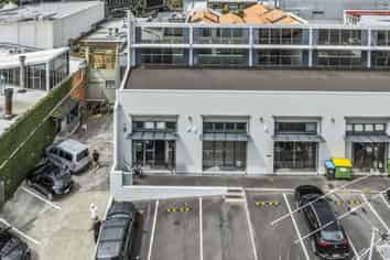 Victoria Quarter - Boutique unit with carpark