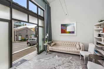 Victoria Quarter - Boutique unit with carpark