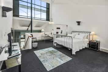 Victoria Quarter - Boutique unit with carpark