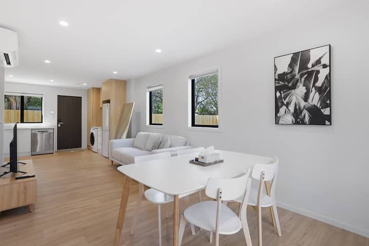 Modern, Easy Living - Must Sell! – další